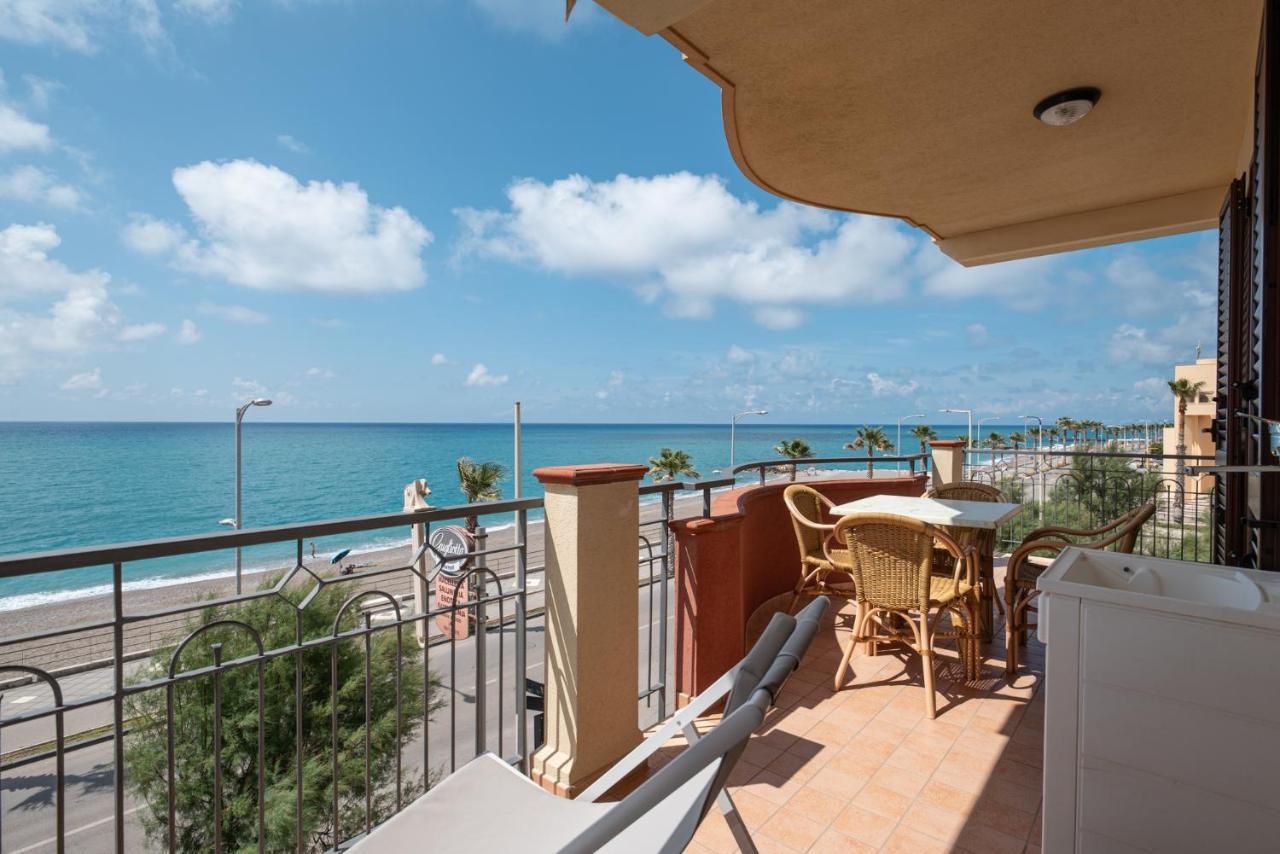 Residence L'Arcipelago Appartamenti Fronte Mare Con Ampio Balcone Capo dʼOrlando Εξωτερικό φωτογραφία